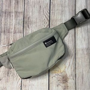 Clean Lines Belt Bag 2L Grey Sage